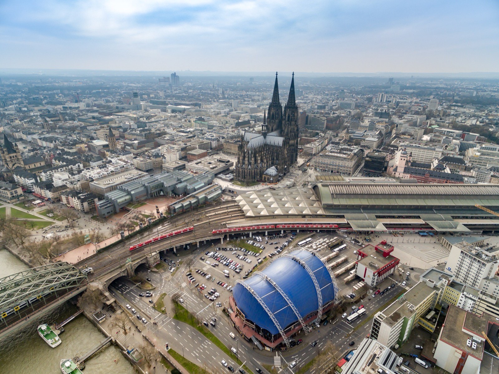 Luftbild von Köln-Altstadt-Nord mit Dom, Hauptbahnhof, Gleisanlagen und Rhein