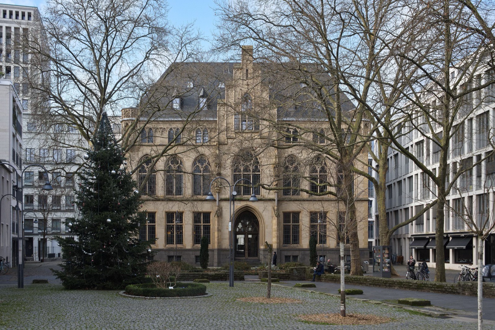 Historisches Gebäude am Gereonskloster in Köln-Altstadt-Nord, links und rechts moderne Bürobauten