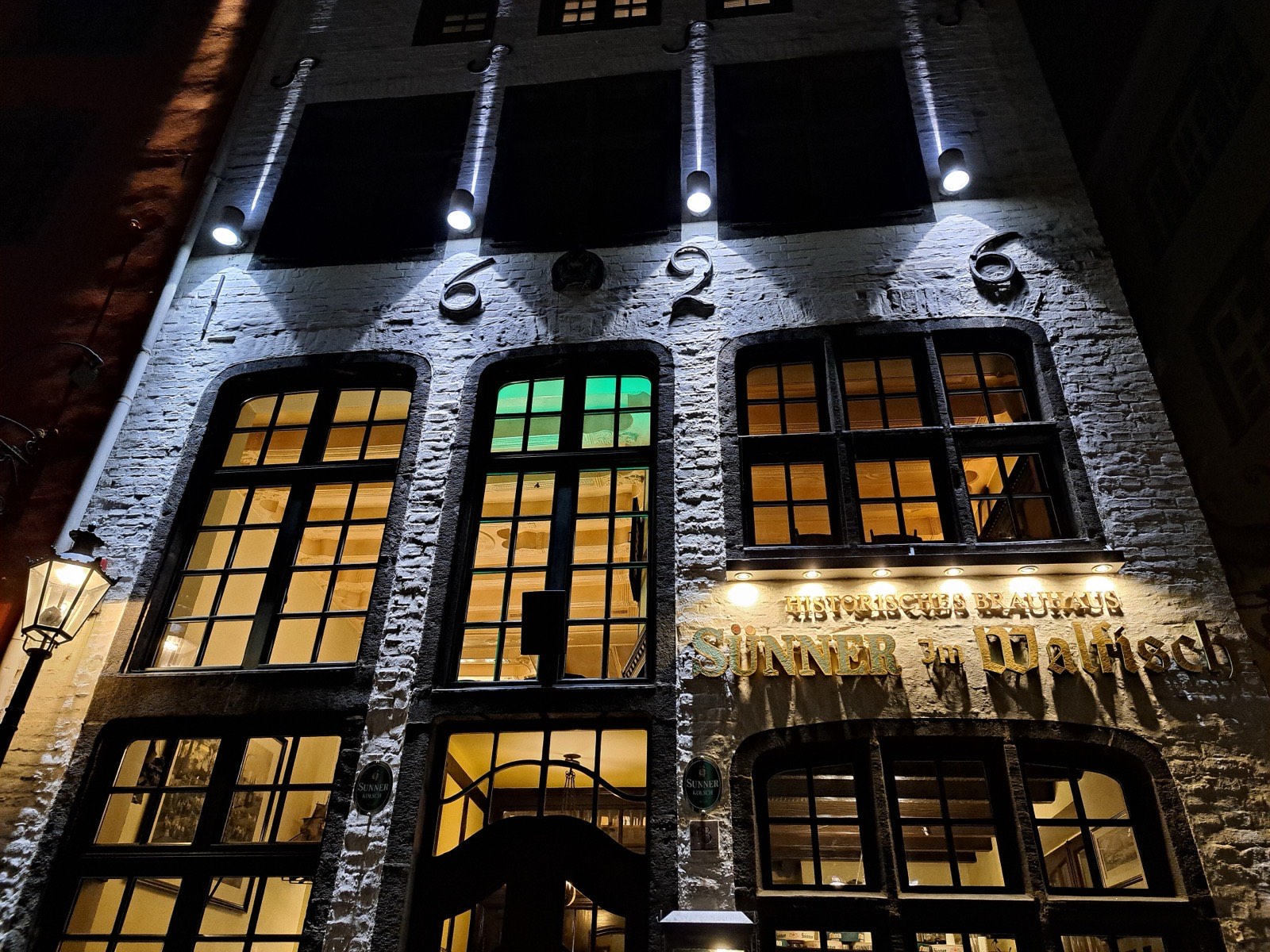 Historisches Haus Sünner im Walfisch in der Salzgasse in Köln-Altstadt-Nord bei Nacht, Fassade mit der Jahreszahl 1626