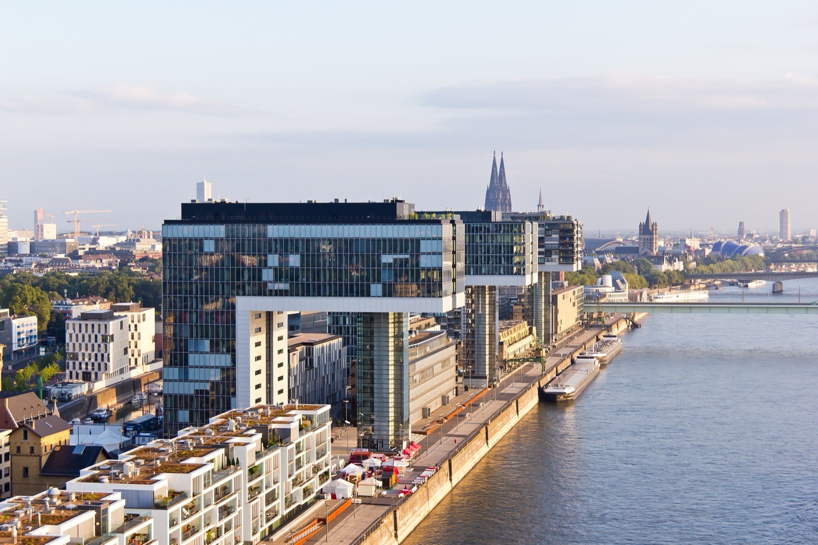 Luftbild des Kölner Rheinauhafens mit den Kranhäusern, dem Rhein und dem Dom im Hintergrund