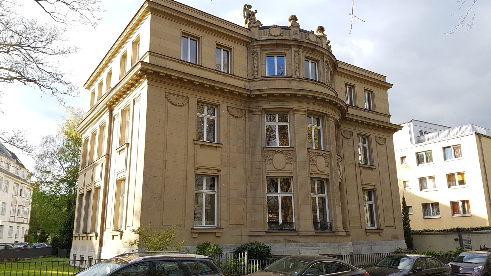 Repräsentative Stadtvilla mit Sandsteinfassade am Bayenthalgürtel in Köln-Bayenthal