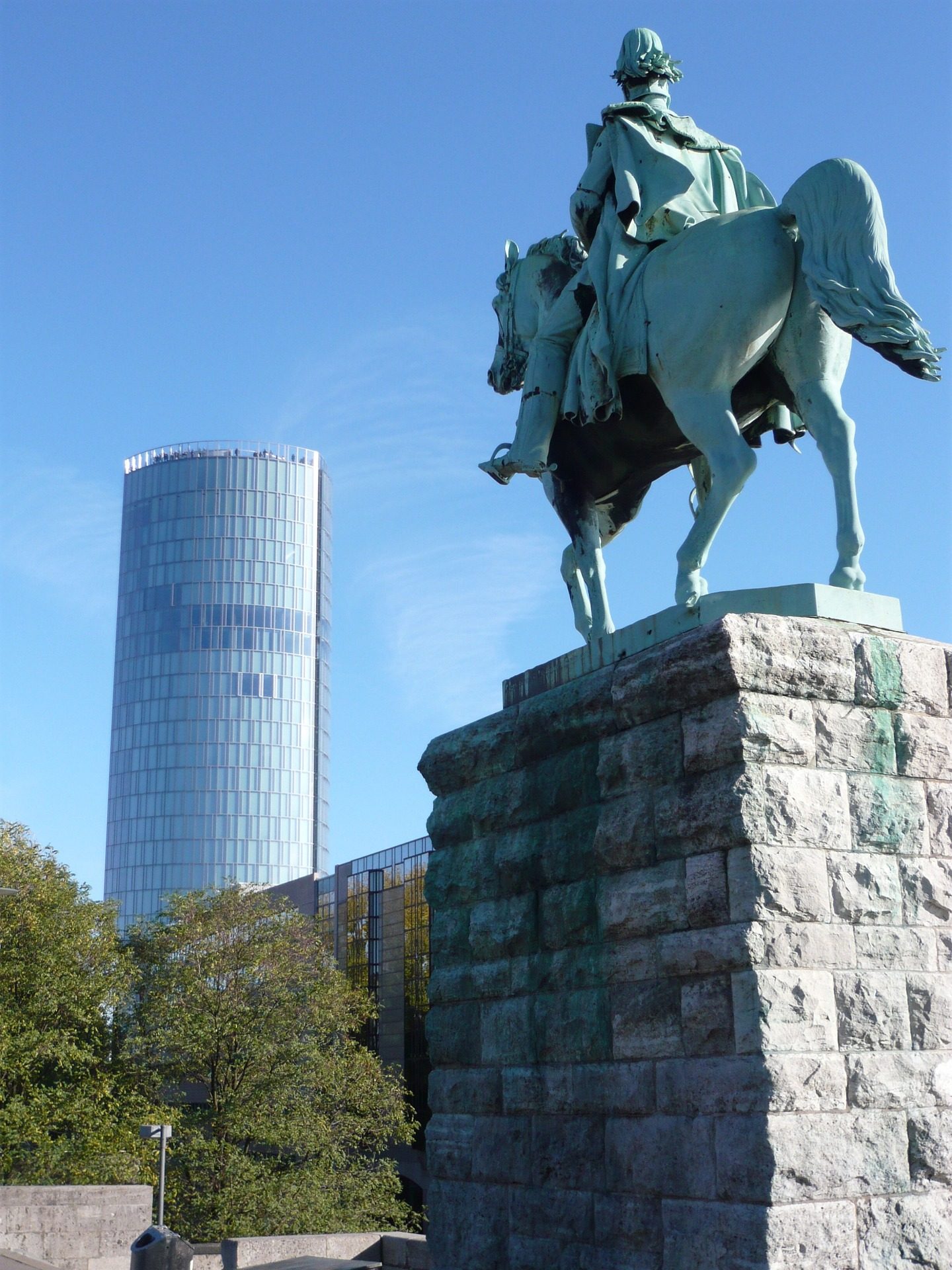 Reiterstandbild an der Hohenzollernbrücke in Köln-Deutz vor dem KölnTriangle