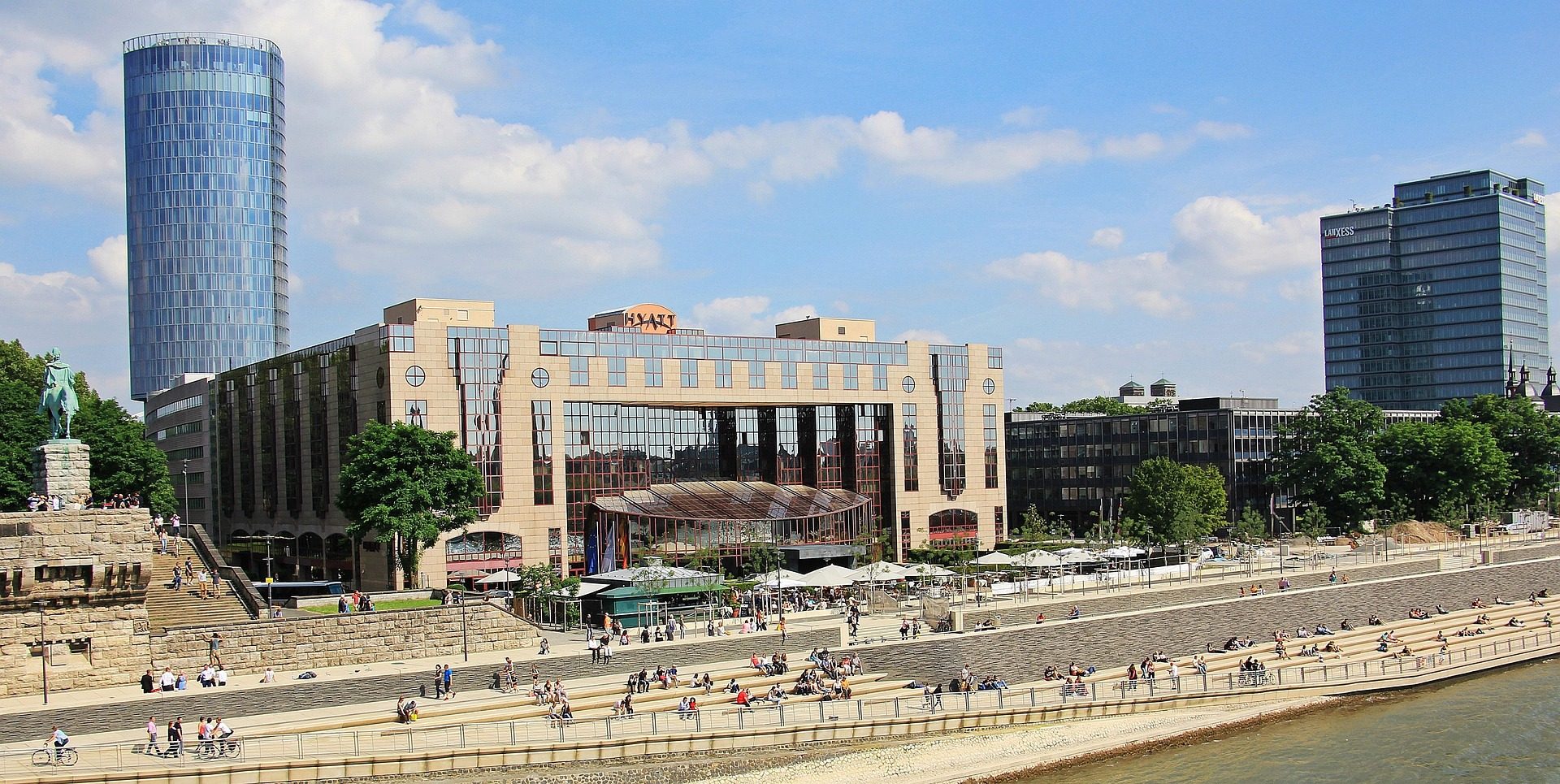 Rheinboulevard in Köln-Deutz mit Hyatt-Hotel, KölnTriangle und Lanxess Tower