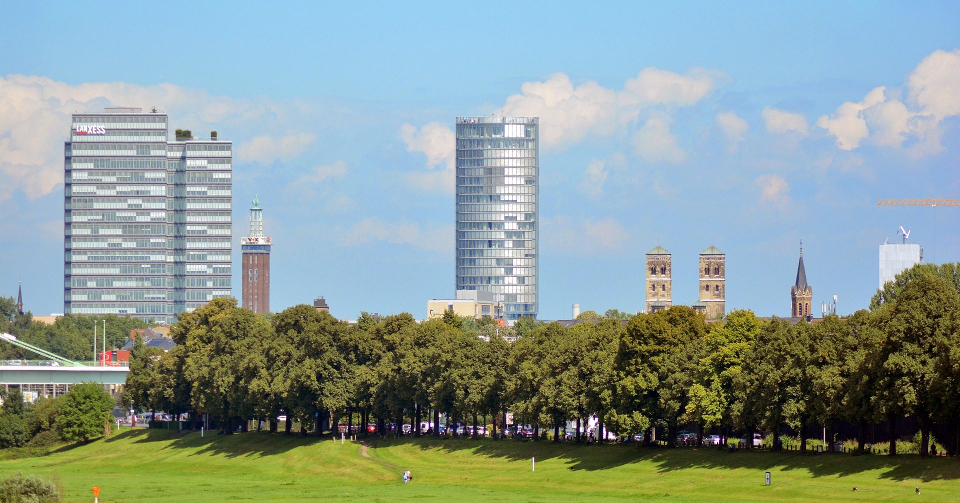Blick von den Poller Wiesen auf die Deutzer Silhouette mit Lanxess Tower, Messeturm und KölnTriangle