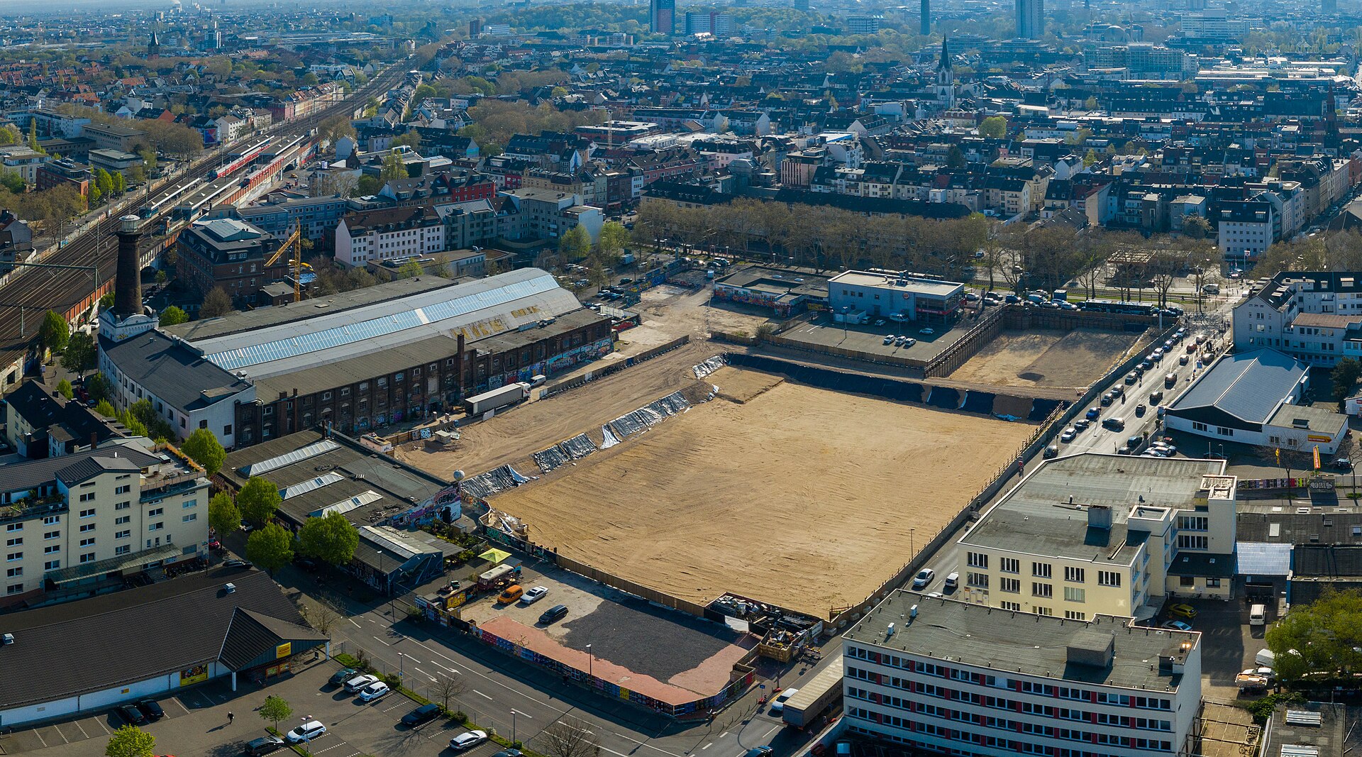 Luftbild von Köln-Ehrenfeld: Baugrube auf dem früheren Helios-Gelände, umgeben von Gründerzeitbebauung