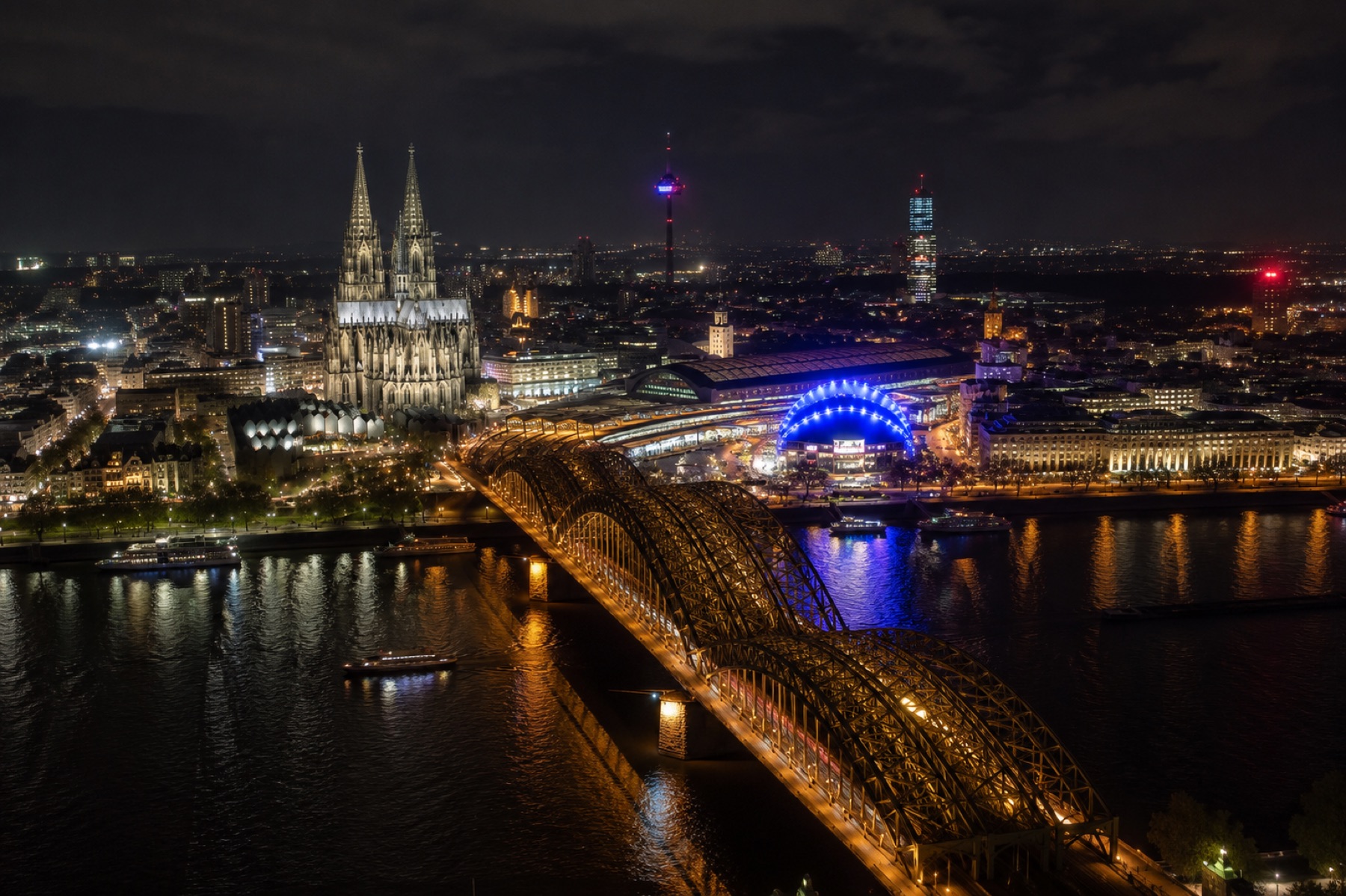 Kölner Panorama bei Nacht mit Dom und Hohenzollernbrücke