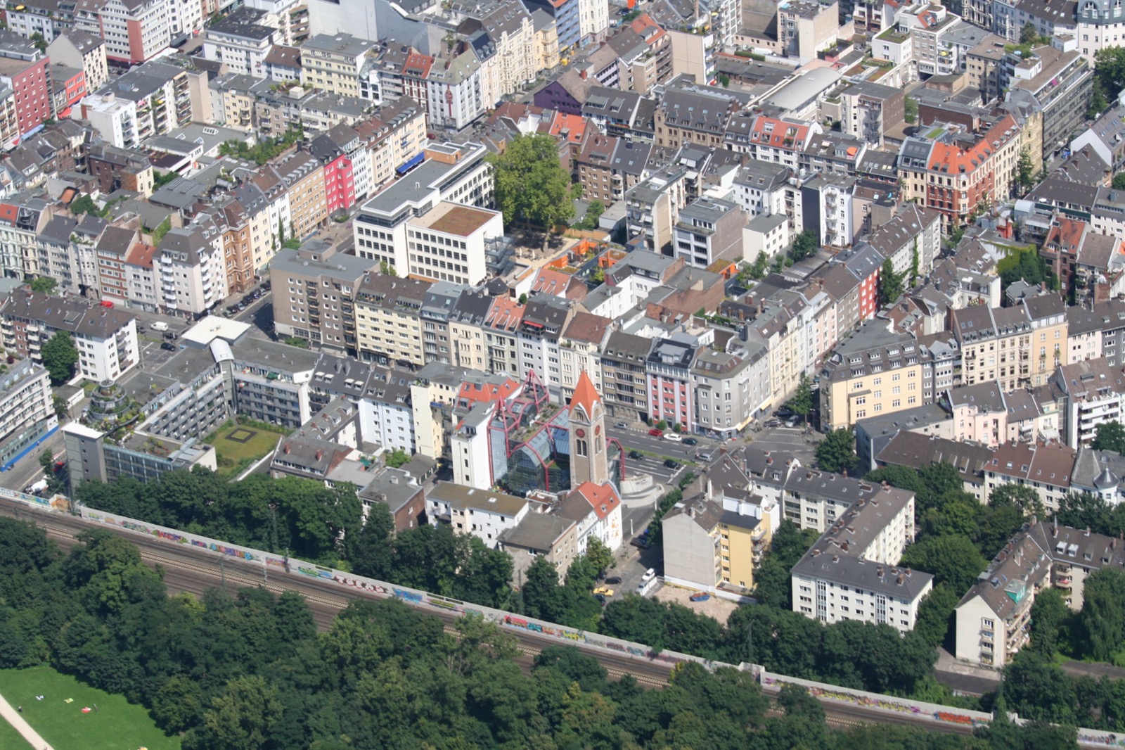 Luftbild dichter Kölner Blockrandbebauung in der Neustadt/Süd mit Altbauten, Nachkriegsbauten, Kirche und Bahntrasse am Grüngürtel