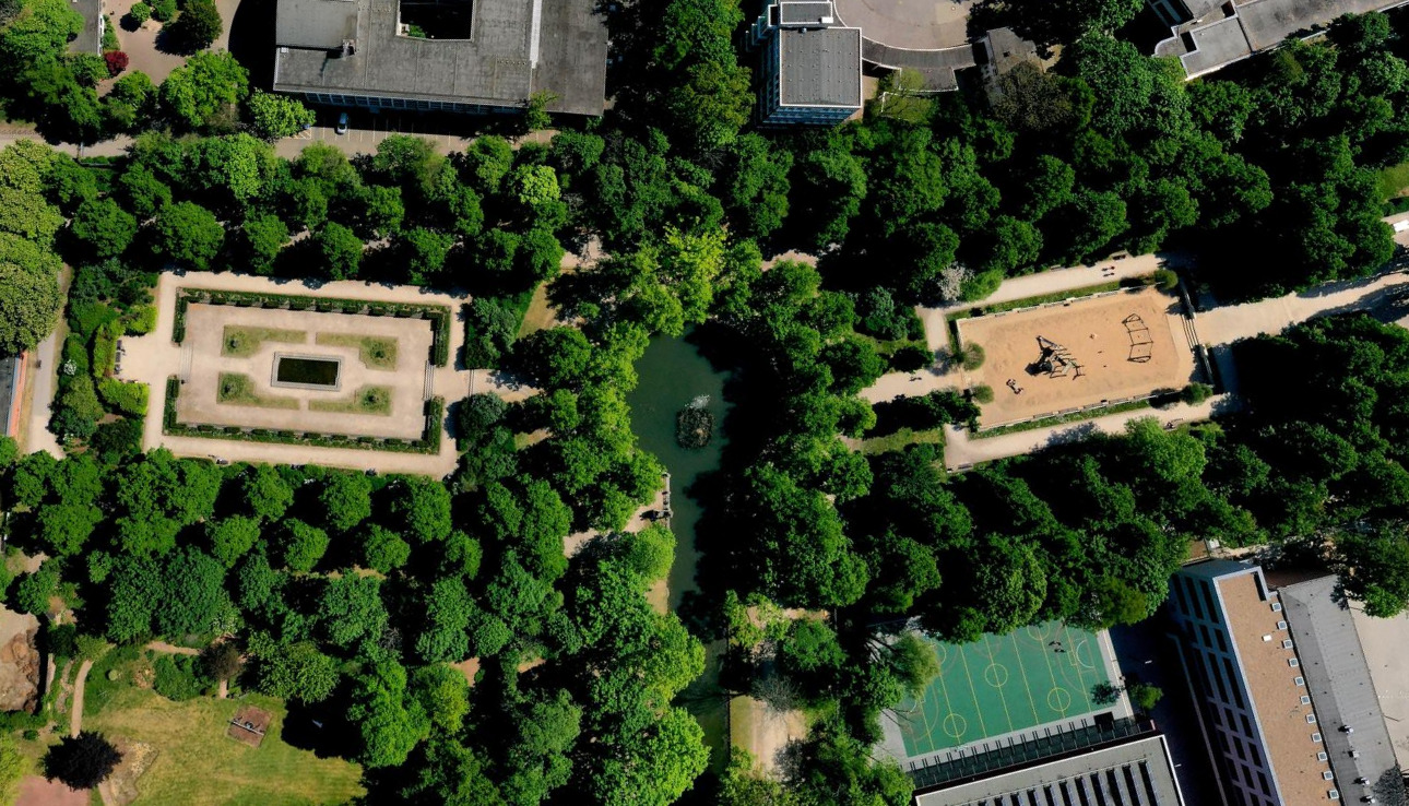 Luftbild des Karl-Schwering-Platzes in Köln-Lindenthal mit umgebender Bebauung