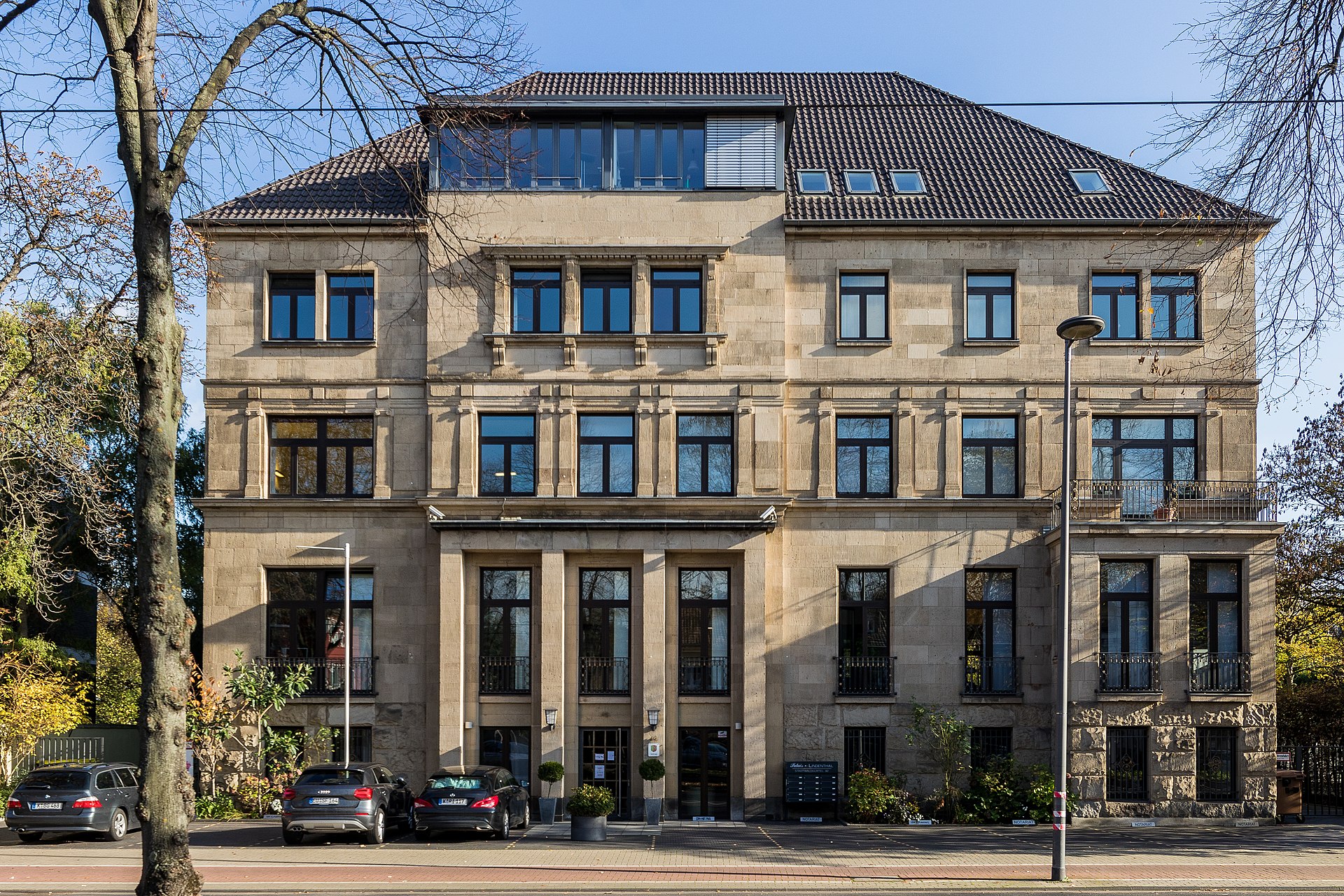 Repräsentative Villa mit Natursteinfassade am Stadtwaldgürtel in Köln-Lindenthal