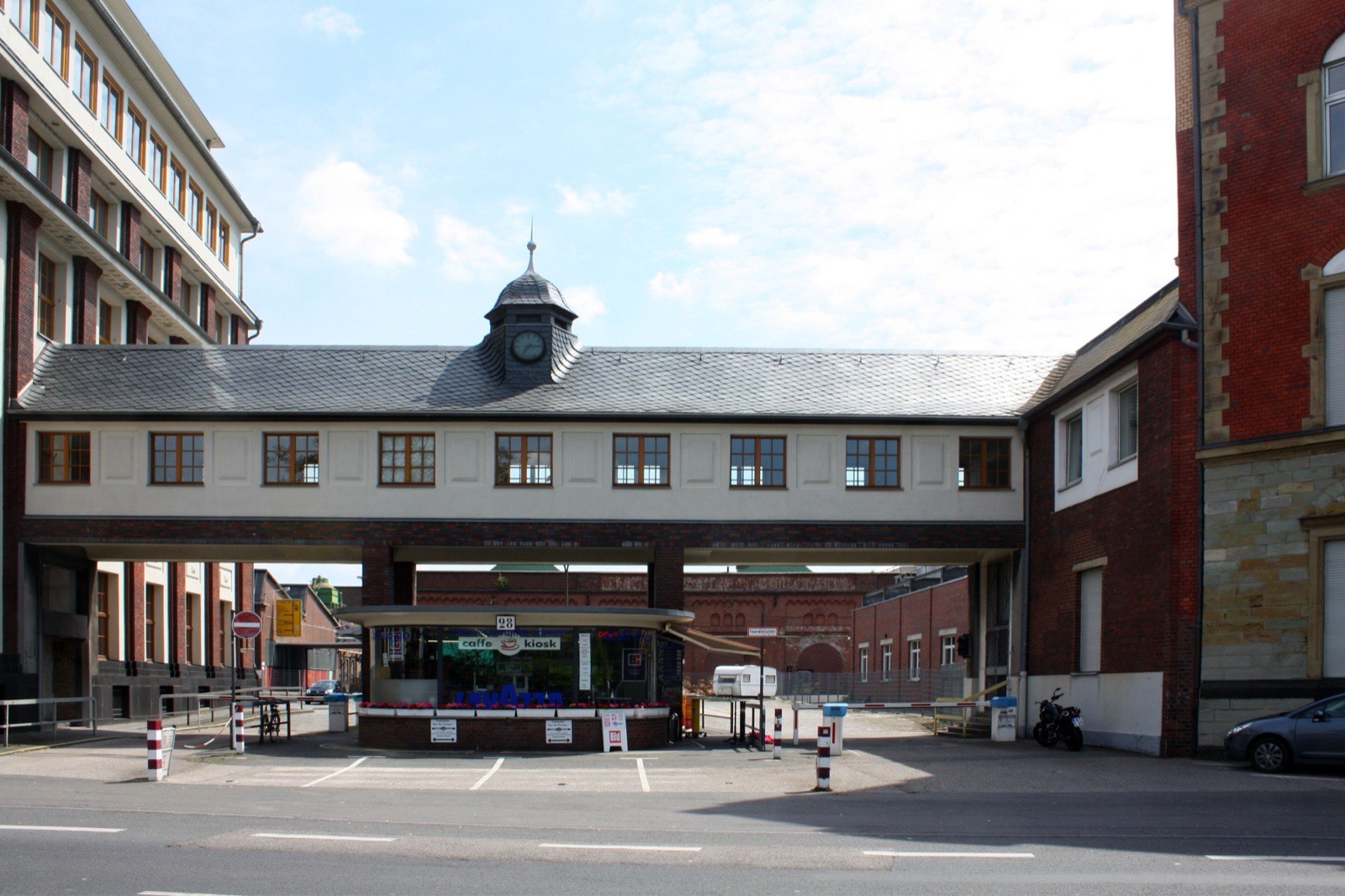 Der historische Haupteingang des Carlswerks an der Schanzenstraße in Köln-Mülheim mit Torbau und Uhrturm