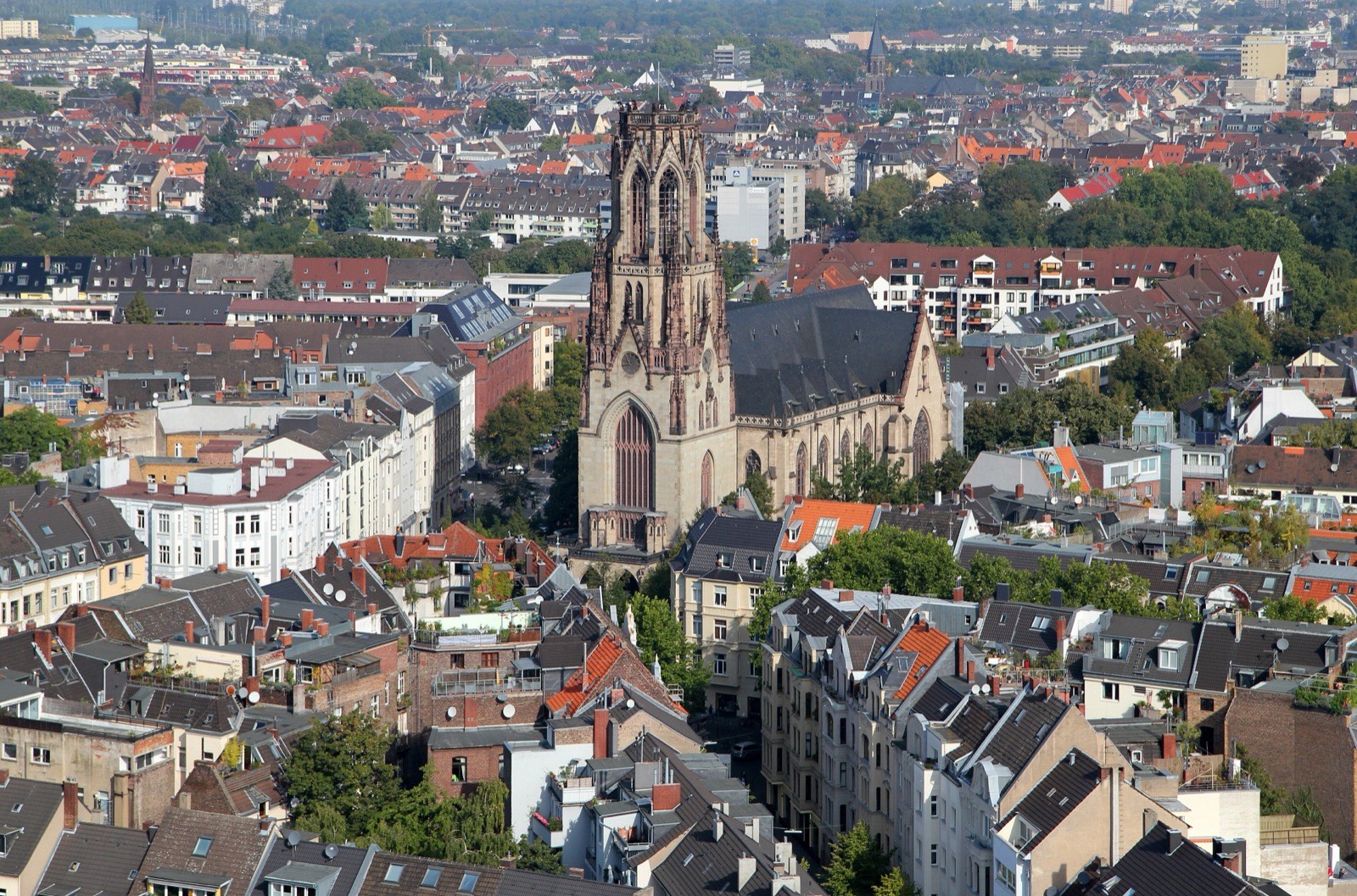 Blick über die Dächer des Agnesviertels in Köln-Neustadt-Nord mit der Kirche St. Agnes in der Mitte