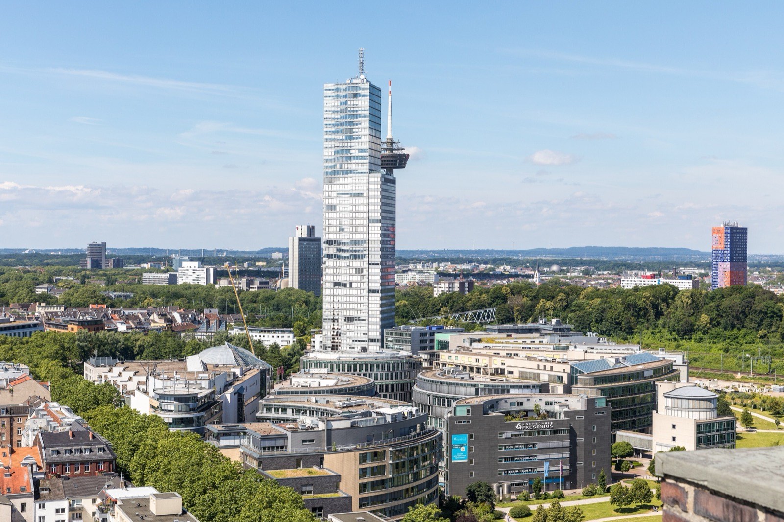 Blick über Köln-Neustadt-Nord: der MediaPark mit dem KölnTurm, davor die Dächer der Gründerzeitbebauung