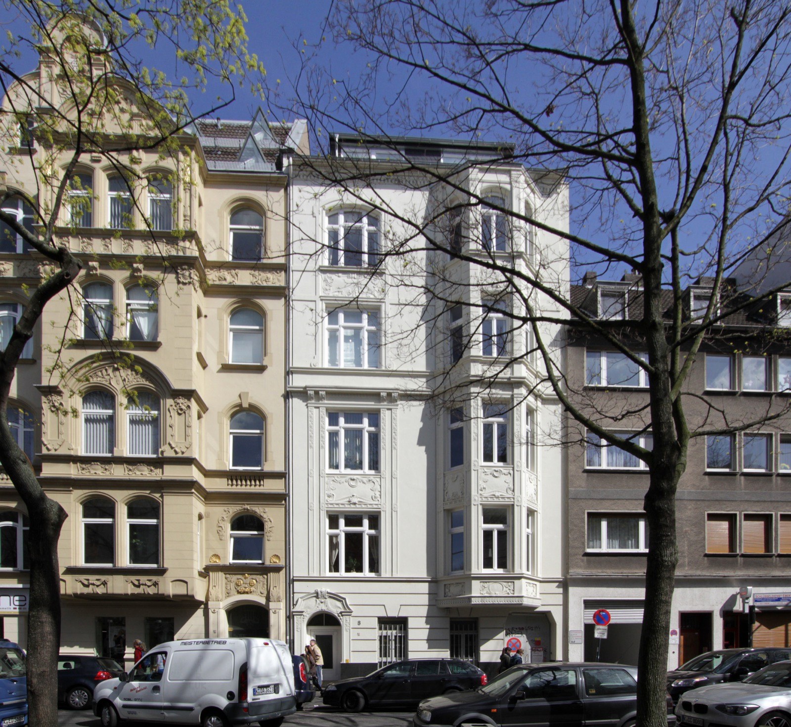Gründerzeithäuser mit Stuckfassaden und Erkern in der Sudermanstraße in Köln-Neustadt-Nord, rechts daneben ein schlichter Nachkriegsbau