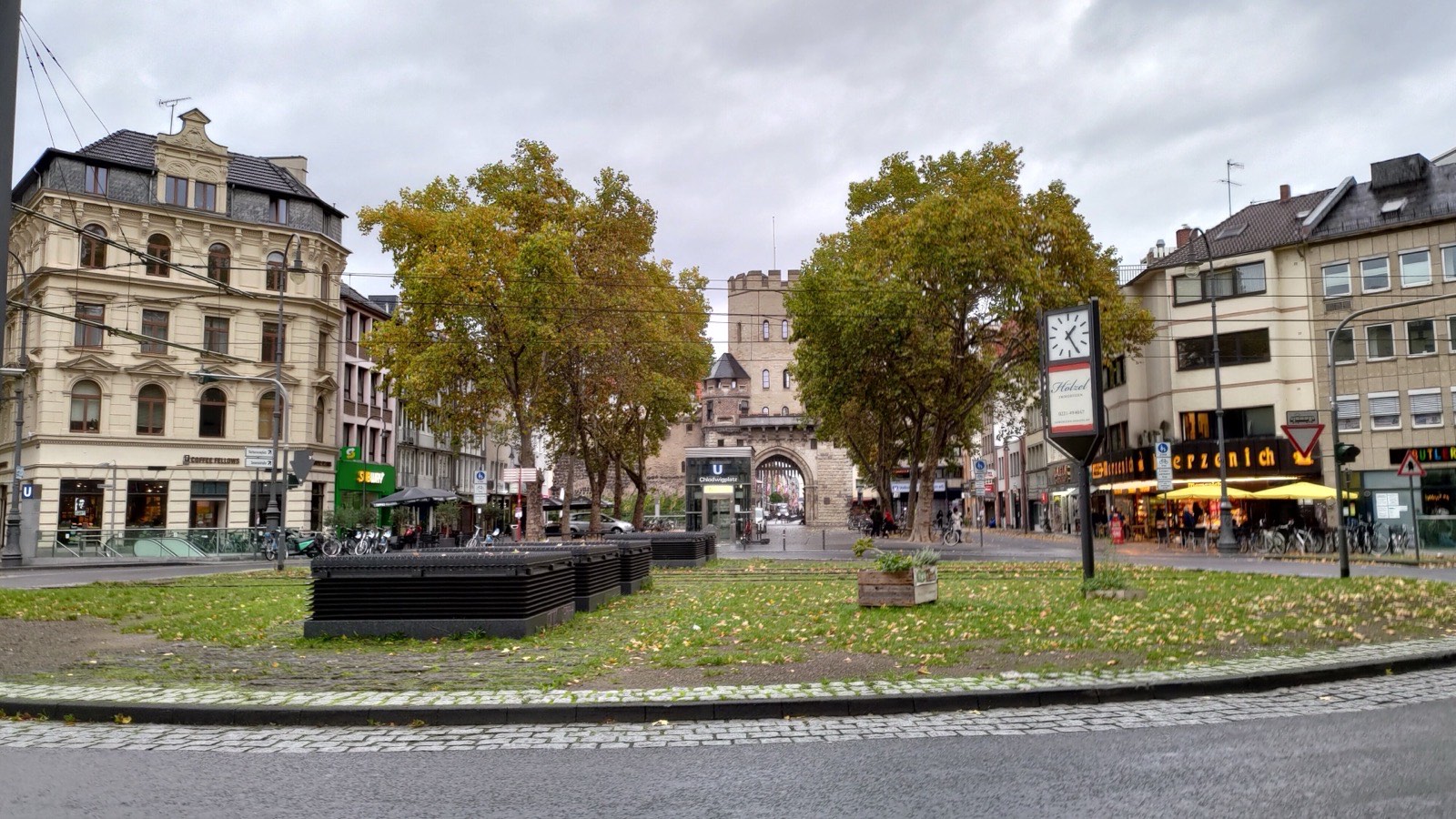 Der Chlodwigplatz in Köln-Neustadt-Süd mit der mittelalterlichen Severinstorburg im Hintergrund und einem Gründerzeit-Eckhaus links