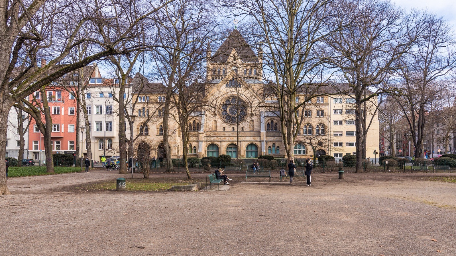 Der Rathenauplatz in Köln-Neustadt-Süd mit der Synagoge Roonstraße und den Gründerzeithäusern ringsum