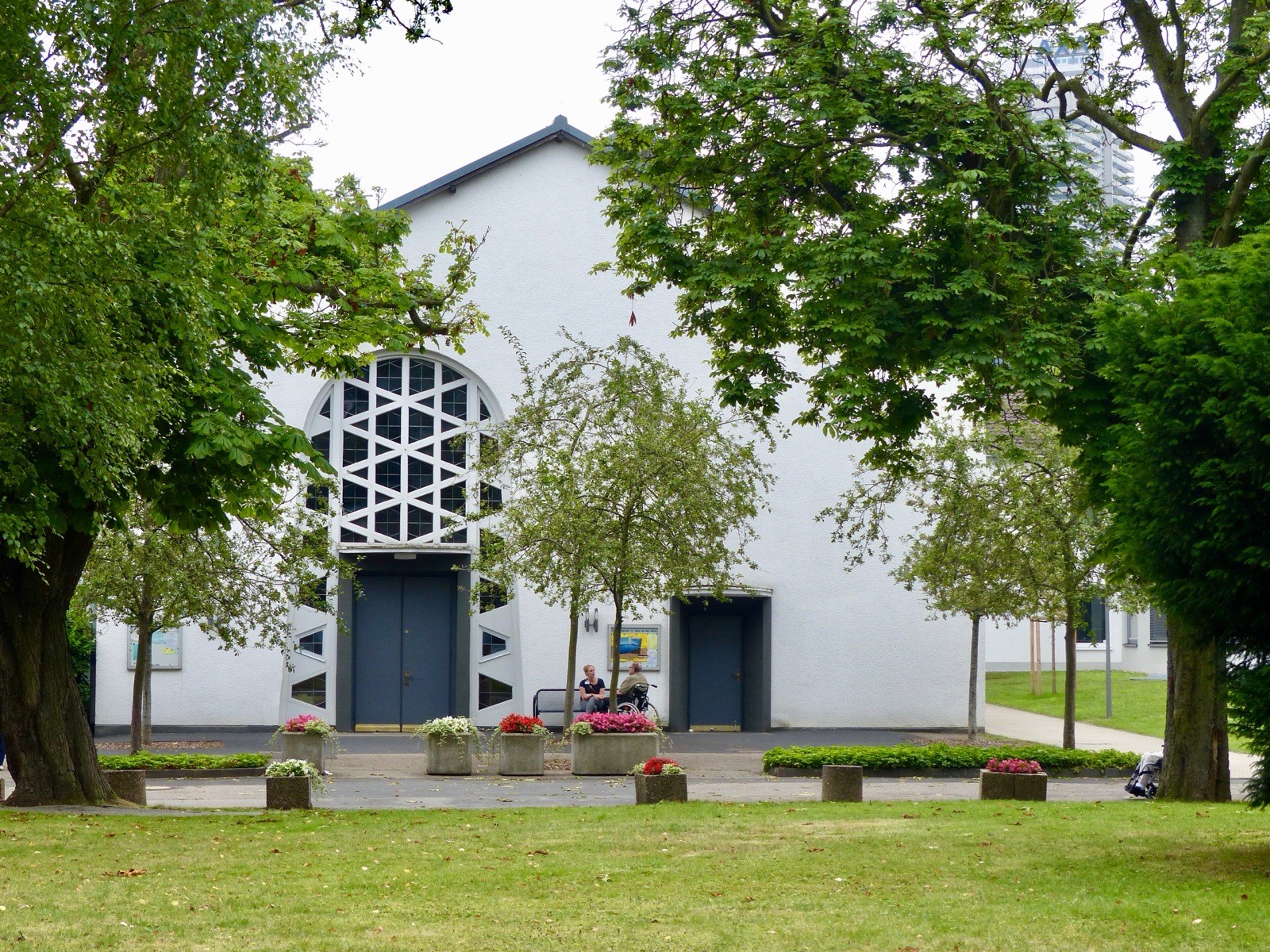 Gebäude der Riehler Heimstätten in Köln-Riehl zwischen alten Bäumen