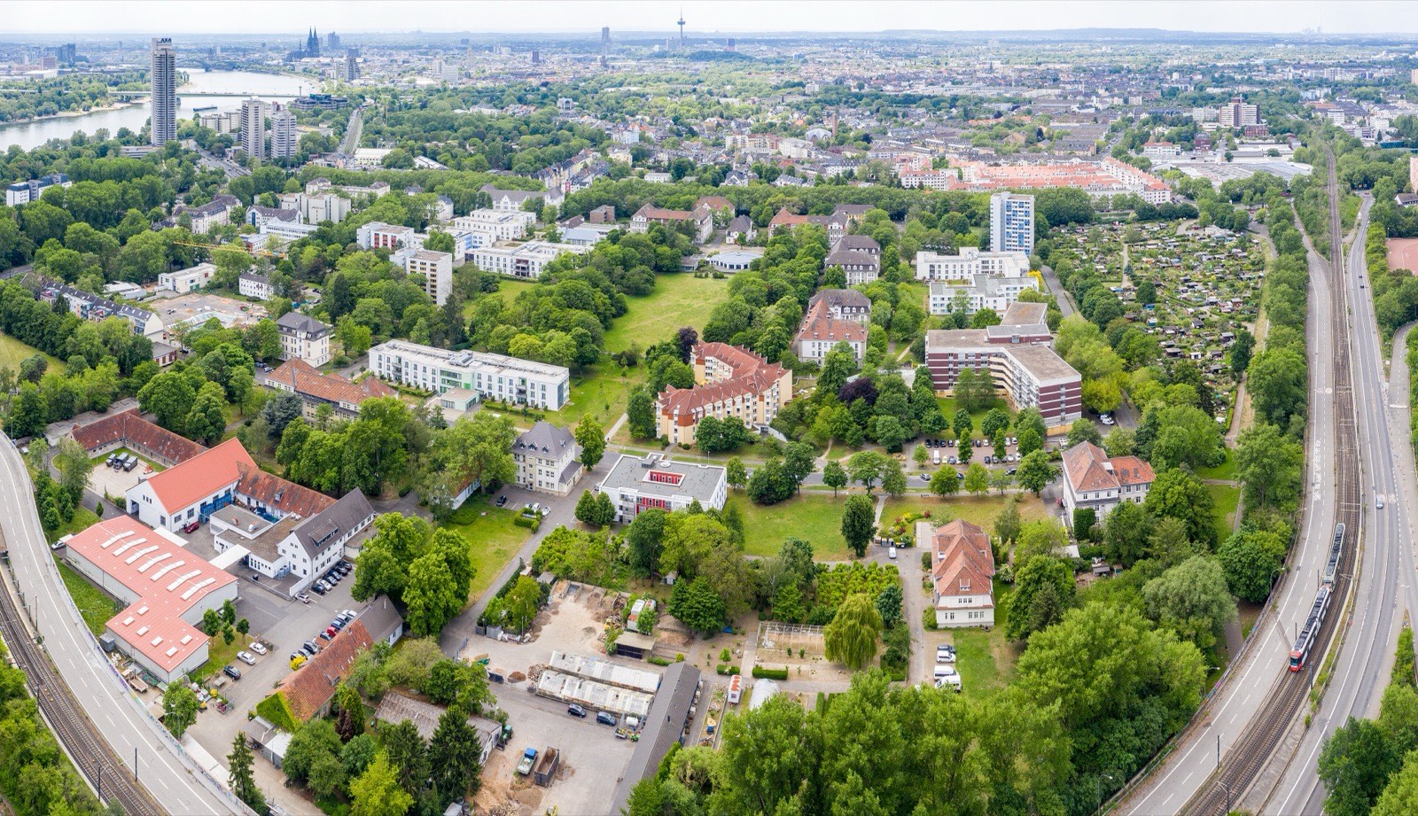Luftaufnahme der Riehler Heimstätten in Köln-Riehl, im Hintergrund Rhein und Dom