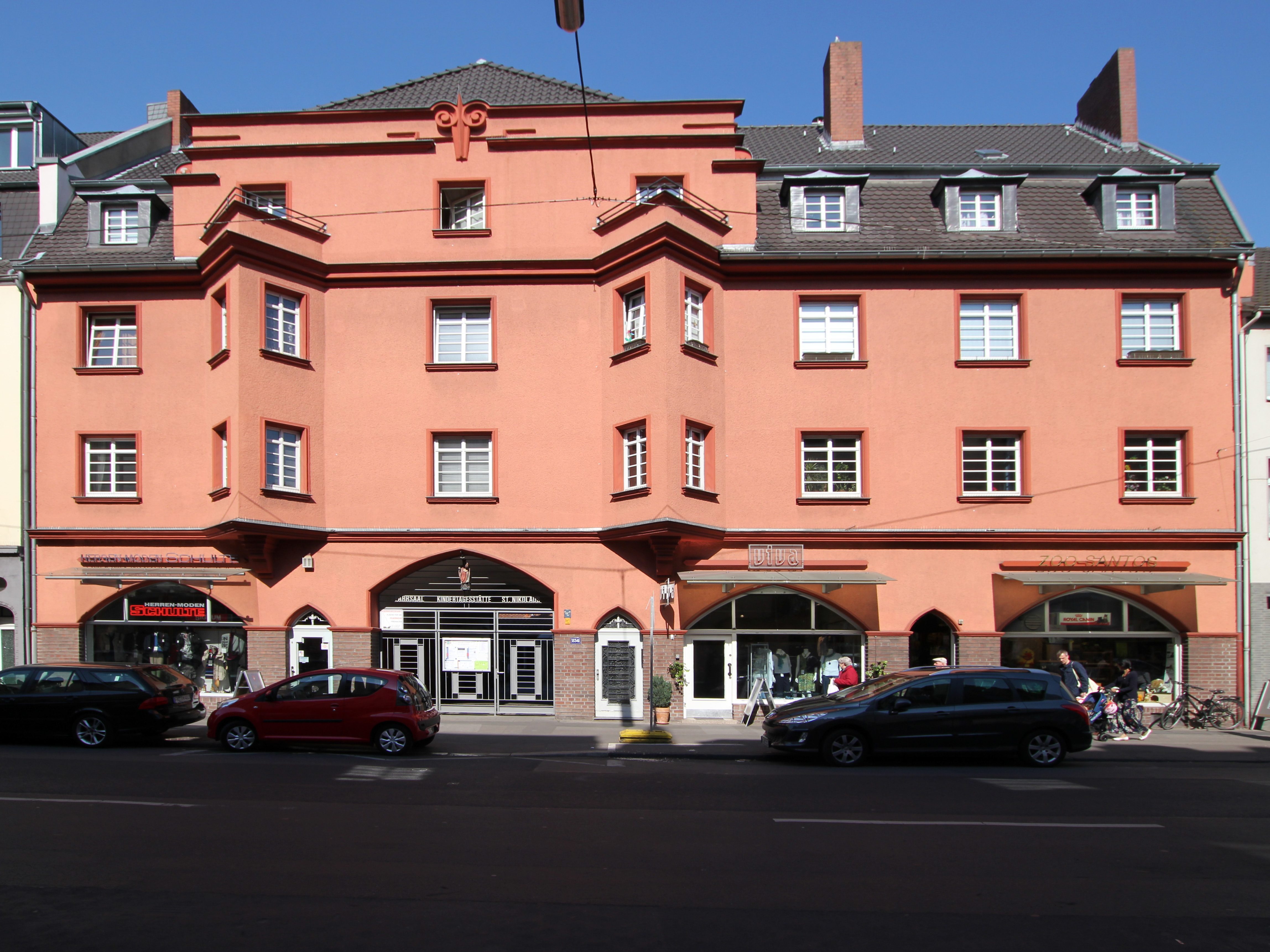 Wohnhaus der Zwischenkriegszeit an der Berrenrather Straße in Köln-Sülz mit Ladenlokalen im Erdgeschoss