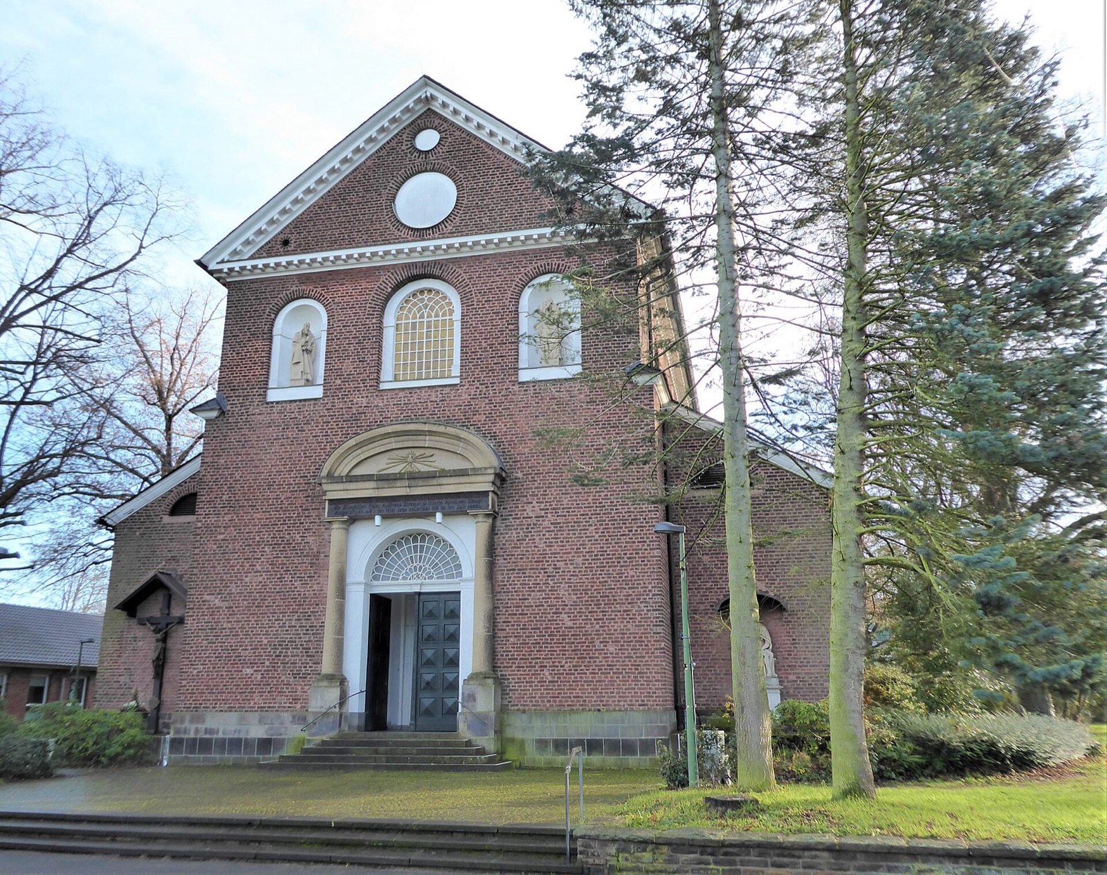 St. Remigius in Köln-Sürth: klassizistische Backsteinkirche mit Rundbogenportal und Giebelfassade
