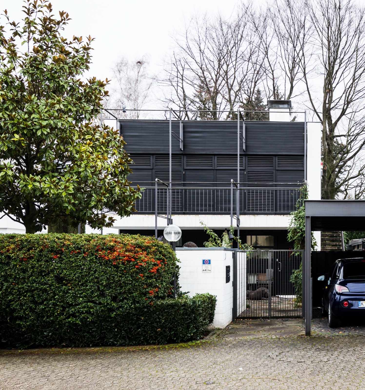 Einfamilienhaus in der Droste-Hülshoff-Straße in Köln-Weiden mit Hecke, Carport und Dachterrasse