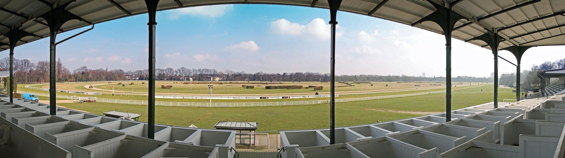 Panoramablick von der Tribüne über die Galopprennbahn in Köln-Weidenpesch
