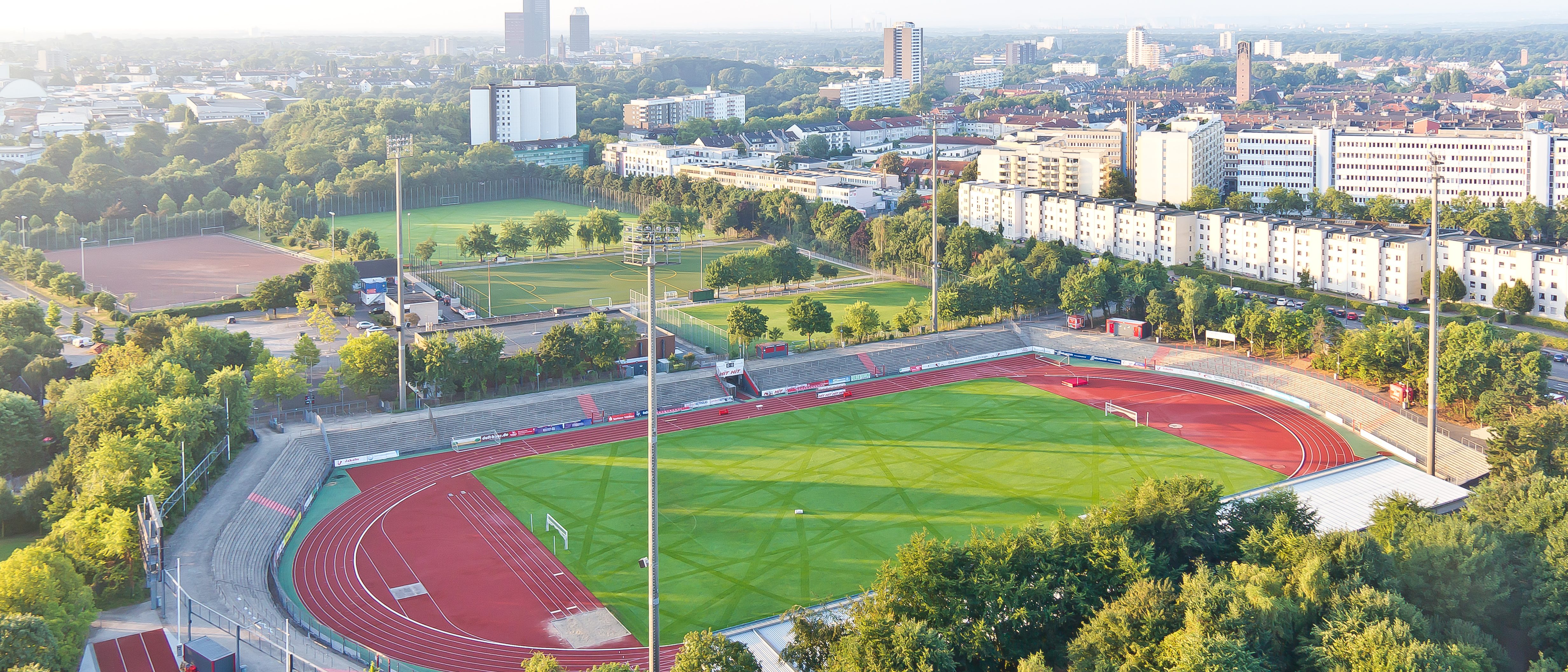 Luftbild des Südstadions in Köln-Zollstock mit angrenzenden Sportplätzen und Wohnbebauung